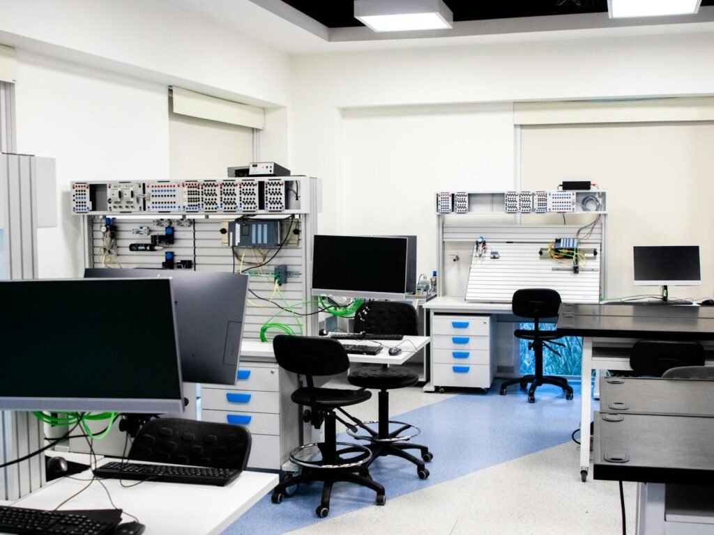 A laboratory with computers and monitors on the desk
